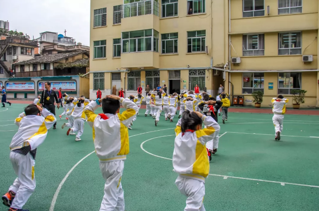 罗源县凤山小学举行地震应急逃生演练