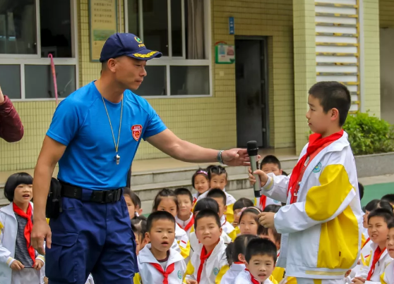 罗源县凤山小学举行地震应急逃生演练