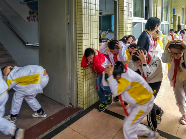 罗源县凤山小学举行地震应急逃生演练