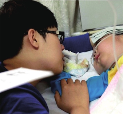 10月16日，妈妈默默地陪孩子走过最后一程。 人民网供图
