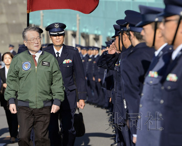 10月23日下午，日本防卫相森本敏（左）在鹿儿岛县的航空自卫队下甑岛分屯基地视察了最新地面监视雷达“FPS5”。