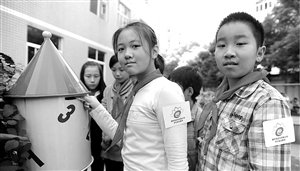 孩子们的“几道杠”袖标被“志愿者”袖标所替代