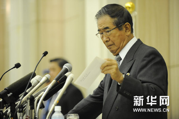 10月25日，日本东京都知事石原慎太郎在日本首都东京举行的临时记者会上展示辞职信。当日，石原慎太郎在临时记者会上宣布辞职，并称将组建新党。新华社发（关贤一郎摄）