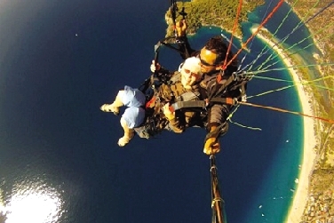 老奶奶从2400米高空玩跳伞