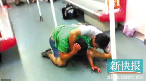 穿灰白色衬衣的老伯与穿绿上衣的男青年扭打在一起。视频截图