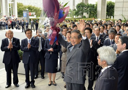 10月31日，日本东京都知事石原慎太郎正式离职。图为石原手举花束向前来目送的职员等致意。（共同社）