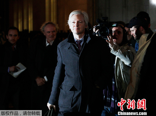 2月2日，在英国首都伦敦，维基揭秘创始人阿桑奇离开英国最高法院。