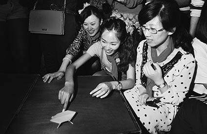 近200名上海白领青年在酒吧过起了“成人儿童节”，用怀旧游戏方式为生活减压。