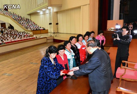 图为表彰仪式。