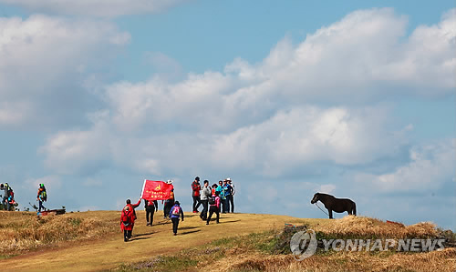 资料图片：据预计，访问济州道的中国游客14日将突破100万人次。韩联社