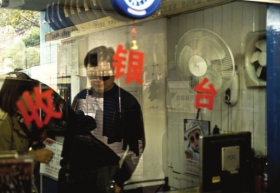 11月19日，曙光北路一家汽车维修装饰美容中心，老板吴永培无奈地站在收银台内。图/实习记者谢长贵