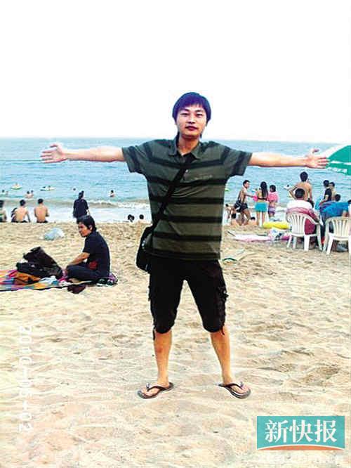 熊成在深圳海滩玩耍。他的愿望是来广州赚点钱，回去和表哥开个面馆。家属供图