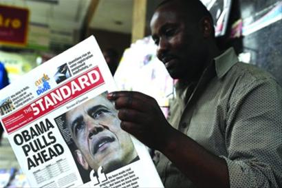 11月7日，市民正在阅读登载奥巴马连任消息的报纸。