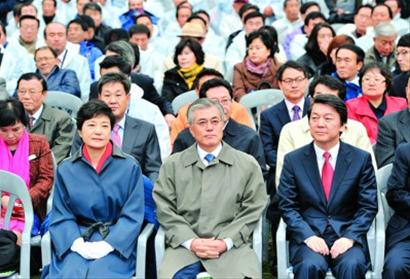 11月6日，韩国总统候选人朴槿惠（左）、文在寅（中）以及安哲秀在首尔广场出席“全国水产人大会”。