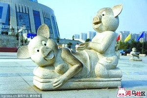 　郑州中原福塔“小猪雕像”