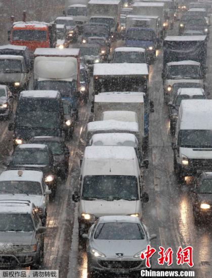 当地时间2012年12月4日，俄罗斯莫斯科再度飘起鹅毛大雪，降雪再度造成市内大堵车。