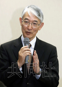 12月20日下午，原子能规制委员会实地调查团在东京霞关召开评估会议，认为东通核电站厂区内断层很可能是活断层。图为原子能规制委代理委员长岛崎邦彦在会后回答记者提问。