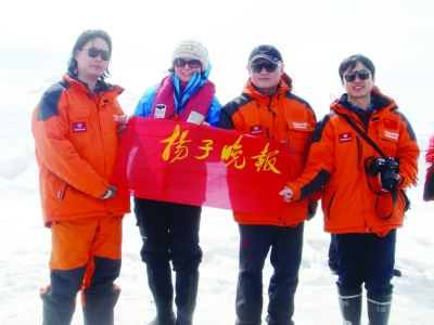 与南极长城站科考员合影，右二为汪站长。