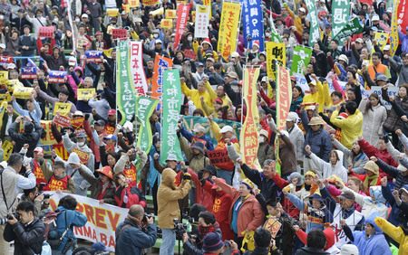 12月23日下午，来自冲绳及其他地区的约3000人23日在宜野湾市游行，抗议美军普天间机场部署“鱼鹰”运输机。图为在之前的集会上气势高昂的游行参加者。