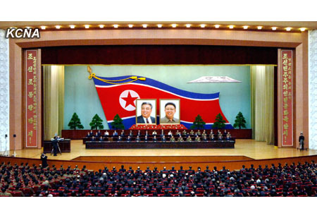 朝鲜26日在人民文化宫举行中央报告大会，纪念金日成颁布《朝鲜民主主义人民共和国社会主义宪法》40周年。