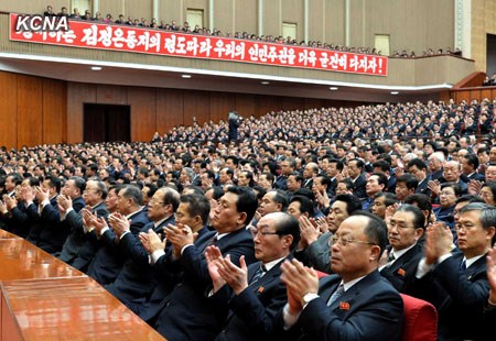 朝鲜26日在人民文化宫举行中央报告大会，纪念金日成颁布《朝鲜民主主义人民共和国社会主义宪法》40周年。