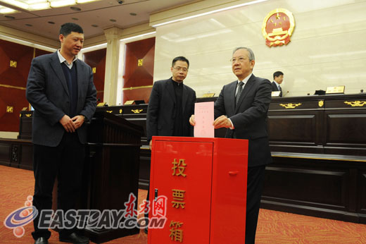 上海市人大常委会主任刘云耕在上海市十三届人大常委会第三十八次会议上投票