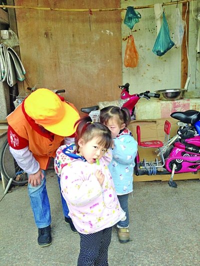 3岁双胞胎姐妹帮清洁工奶奶扫马路引关注(图)