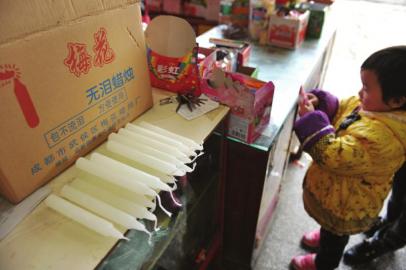 12月5日，双流九江街道通江社区某小超市销售的蜡烛。