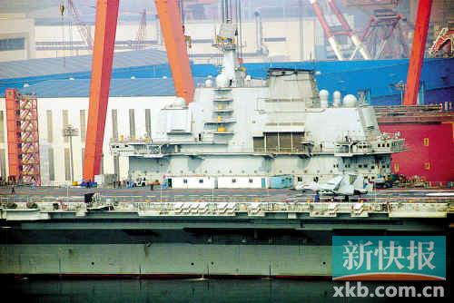 今年3月1日，辽宁大连，正在进行改装的瓦良格号航母甲板上展现了两架类似舰载机的模型。