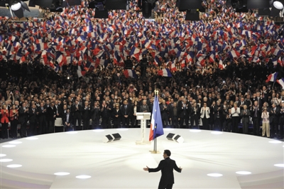 3月11日，现任总统萨科齐出席在巴黎郊区举行的大型竞选集会。他表示，如果连任法国总统，将要求重新修改申根协议。