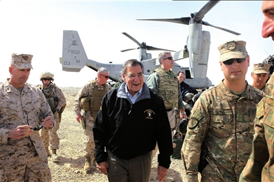3月14日，美国国防部长帕内塔抵达赫尔曼德省。图/CFP