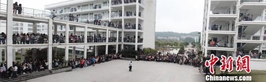 福建一高校教学楼前惊现表白门，千余名学生强势围观。
