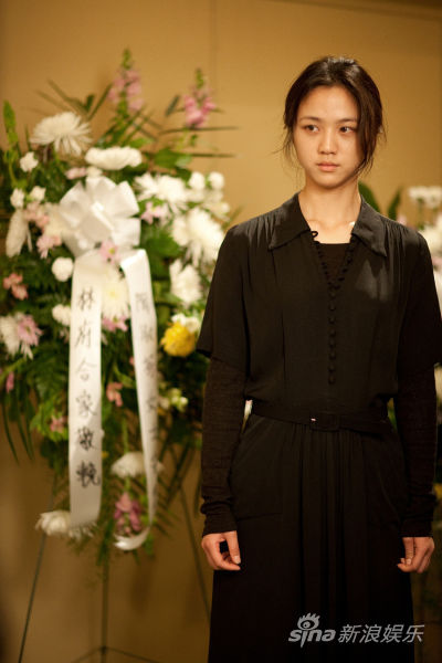 安娜在母亲的葬礼上