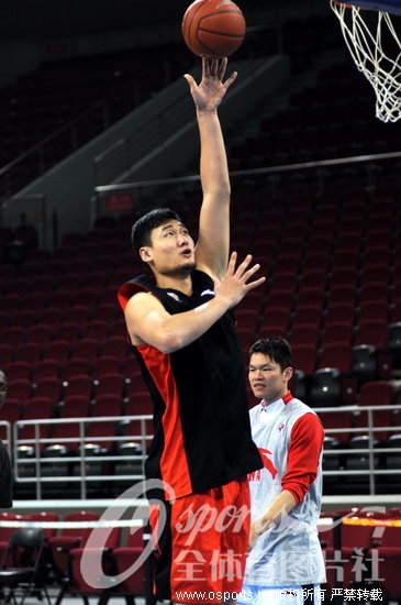 苏伟篮下练习勾手
