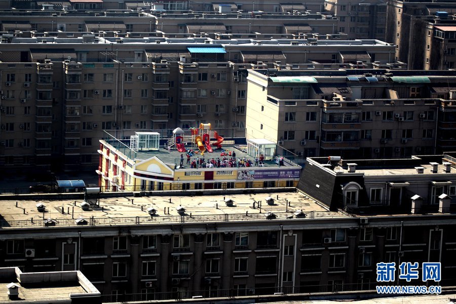 2012年3月26日，位于北京昌平区天通苑东二区的一家幼儿园和早教机构，将楼顶开辟为活动场地，几十名小孩每天在楼顶玩耍。