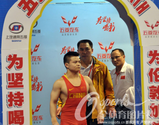 [组图]奥运举重选拔赛 龙清泉气势登场