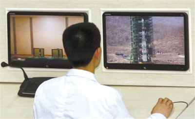 4月11日，技术人员在朝鲜平壤卫星控制综合指挥所内工作。新华社记者 杜白羽 摄