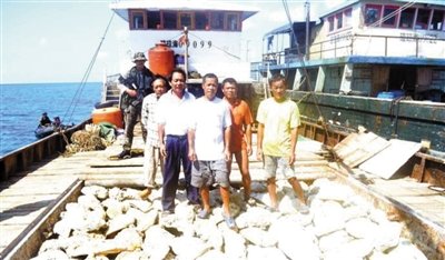 菲律宾外交部昨日公布的照片显示，菲海军持枪登上中国渔船，对渔民进行检查