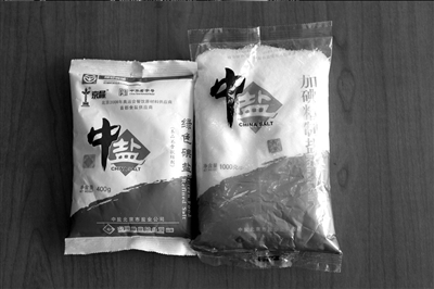 右为黑作坊造的假盐，每袋1000克；左为正规的食用盐，每袋400克。