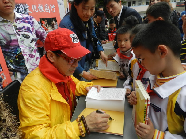 六小龄童来罗签名售书 与孩子们一起品西游