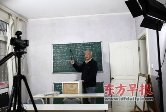 15日，许永海在家中录制课程视频。 本版图片 早报记者 王炬亮