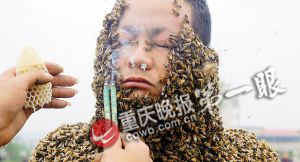 用香驱赶附着在脸部的蜜蜂