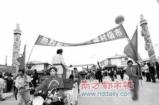 村民自发进行表演庆祝“建市”。（图片来源：南方都市报）