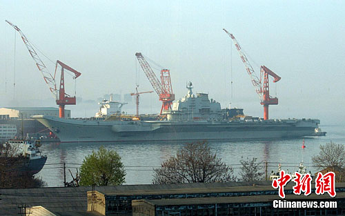 中国航母平台经11天海试，于4月30日在浓雾中悄然驶回大连港，海试比预期超出一天时间。此次航母平台是在4月20日8时从大连启航，出海进行海试。中新社发