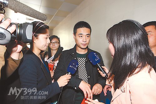 丽莉的丈夫接受采访时说：谢谢大家对丽莉的关爱。哈尔滨新闻网记者 王东摄