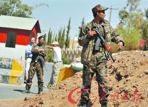 也门士兵在美国大使馆外站岗。