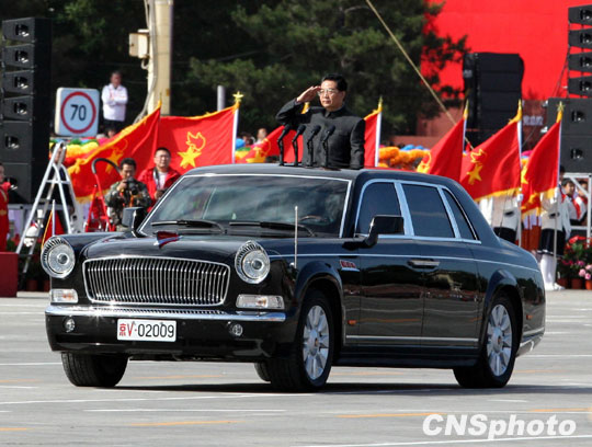 资料图：胡锦涛在国庆60周年阅兵式上检阅部队。