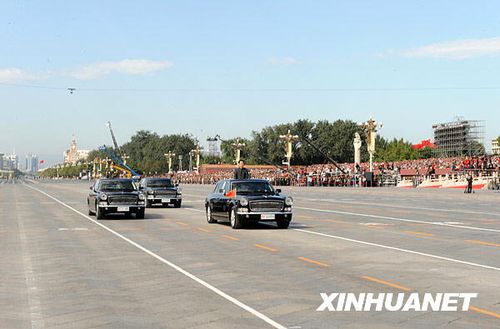 资料图：胡锦涛在国庆60周年阅兵式上检阅部队。