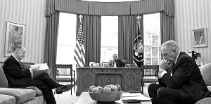 2011年3月奥巴马与国家安全顾问多尼伦（左）和反恐顾问布伦南（右）在白宫开会 资料图片