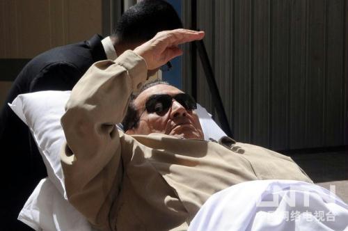 图为穆巴拉克6月2日抵达法庭